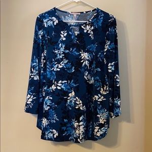 3/4 length sleeved blouse! Blue/floral!